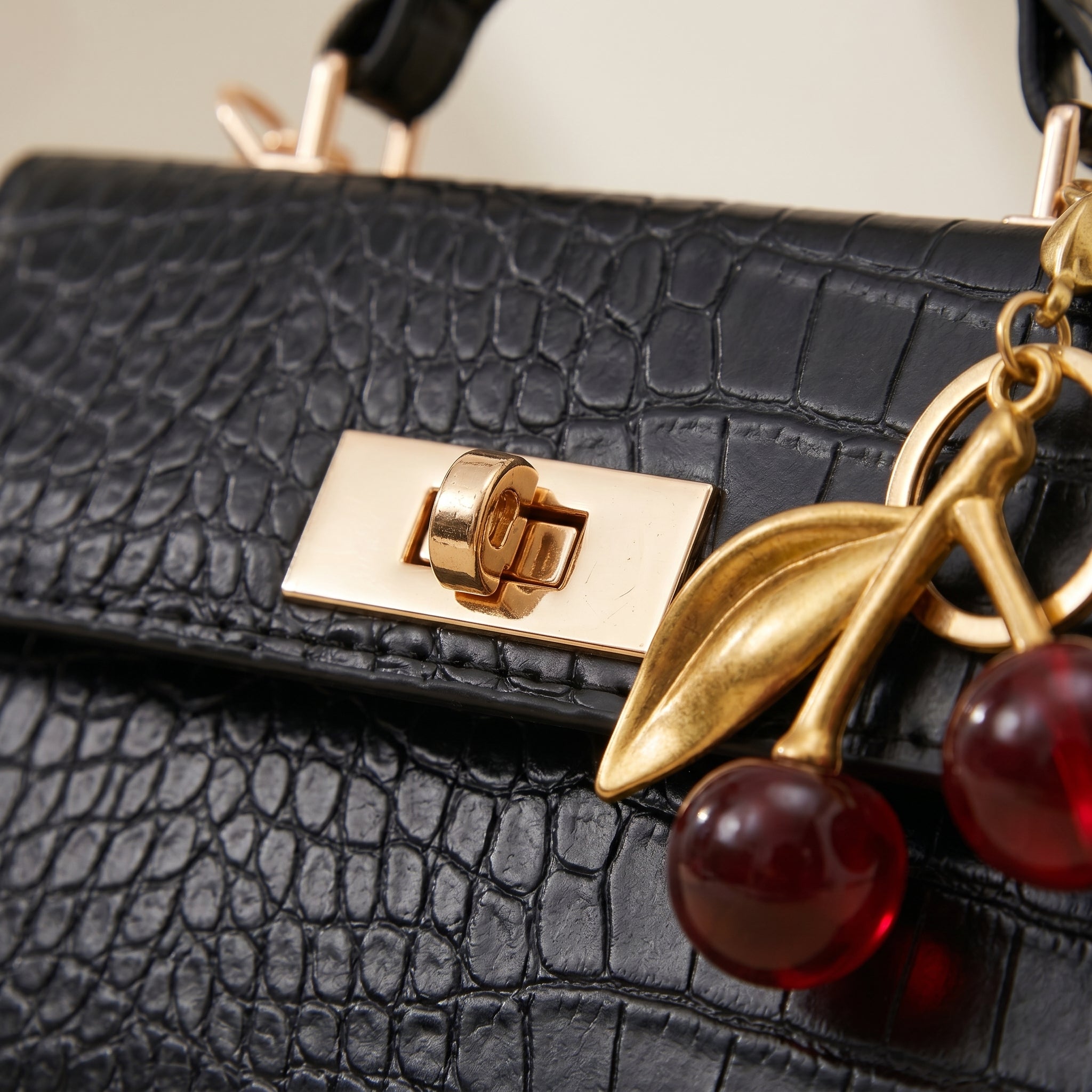 Cerise – Sac à Main Élégant avec Bijou Cerise